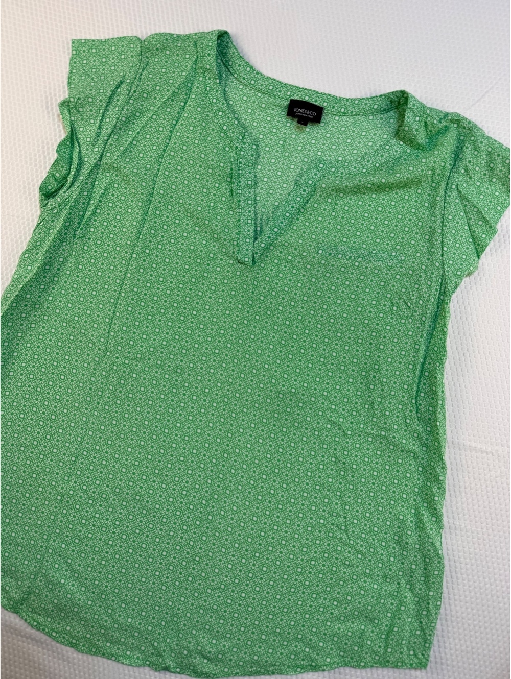 Jones & Co Jones New York Women's Large Green White Rayon Flutter Sleeve Blouse